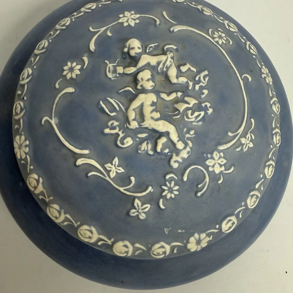 Antique‎ Vintage Handmade Wedgwood Jasperware Style Ceramic Trinket Box - Signed